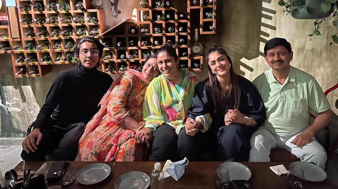 Mrunal Thakur Family with her sister Lochan Thakur 